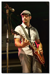 Fabien à la guitare à la batterie